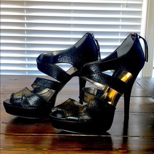 Platform Carlos Santana black heels